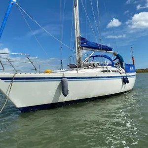 Comfortable Yacht Botel Southampton